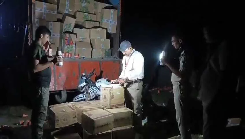 समस्तीपुर में उत्पाद विभाग की बड़ी कार्रवाई: 12 चक्का ट्रक से 98 कार्टन विदेशी शराब बरामद; 4 धंधेबाजों पर FIR 2
