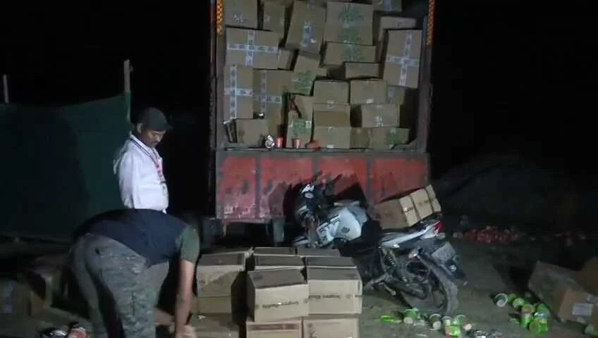 समस्तीपुर में उत्पाद विभाग की बड़ी कार्रवाई: 12 चक्का ट्रक से 98 कार्टन विदेशी शराब बरामद; 4 धंधेबाजों पर FIR 5