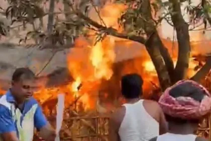 बेगूसराय में आग का तांडव: तेघड़ा की प्राचीन रामजानकी ठाकुरबाड़ी में भीषण अगलगी, लाखों की संपत्ति स्वाहा 17