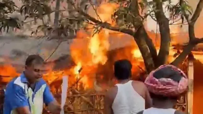 बेगूसराय में आग का तांडव: तेघड़ा की प्राचीन रामजानकी ठाकुरबाड़ी में भीषण अगलगी, लाखों की संपत्ति स्वाहा 4