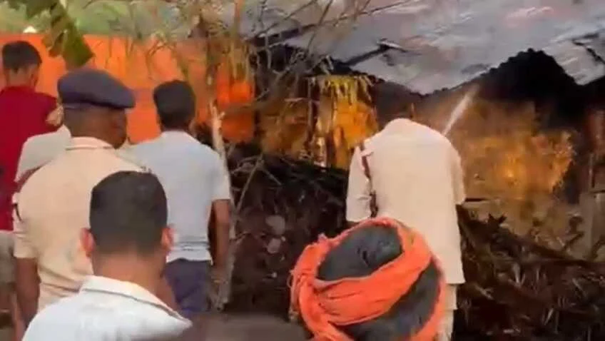 बेगूसराय में आग का तांडव: तेघड़ा की प्राचीन रामजानकी ठाकुरबाड़ी में भीषण अगलगी, लाखों की संपत्ति स्वाहा 2
