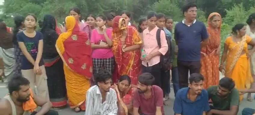 समस्तीपुर: मारपीट में घायल बुजुर्ग की इलाज के दौरान मौत, शव सड़क पर रख परिजनों ने किया रोसड़ा-हथौड़ी मार्ग जाम 4