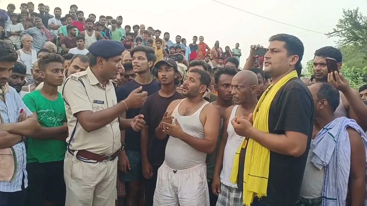 समस्तीपुर: मारपीट में घायल बुजुर्ग की इलाज के दौरान मौत, शव सड़क पर रख परिजनों ने किया रोसड़ा-हथौड़ी मार्ग जाम 2