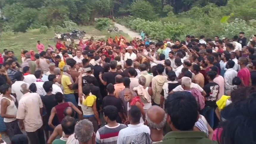 समस्तीपुर: मारपीट में घायल बुजुर्ग की इलाज के दौरान मौत, शव सड़क पर रख परिजनों ने किया रोसड़ा-हथौड़ी मार्ग जाम 1