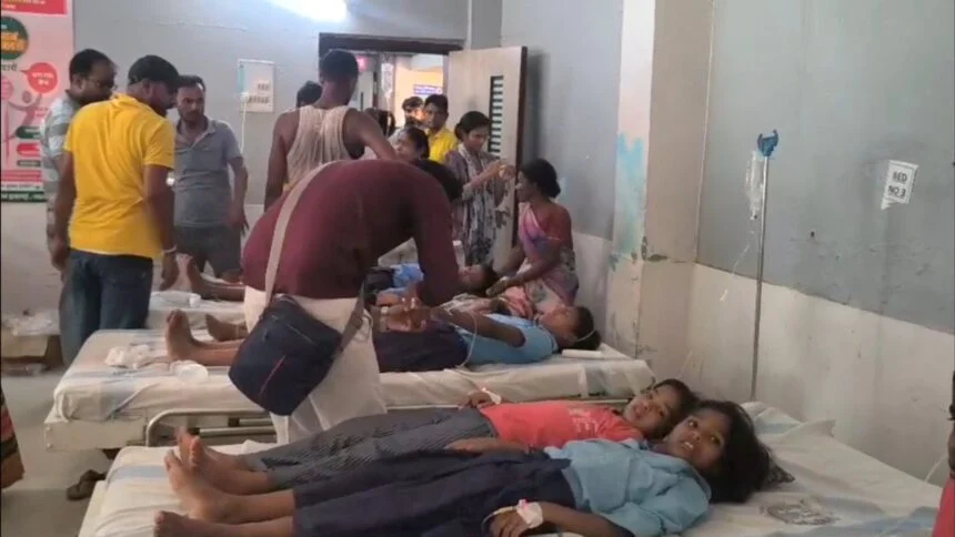 नालंदा: एमडीएम के भोजन करने से करीब 33 बच्चे हुए बीमार, बच्चे ने खाया था चावल और चने की सब्जी, बच्चों को प्राथमिक स्वास्थ्य केंद्र नगरनौसा में कराया जा रहा इलाज 1