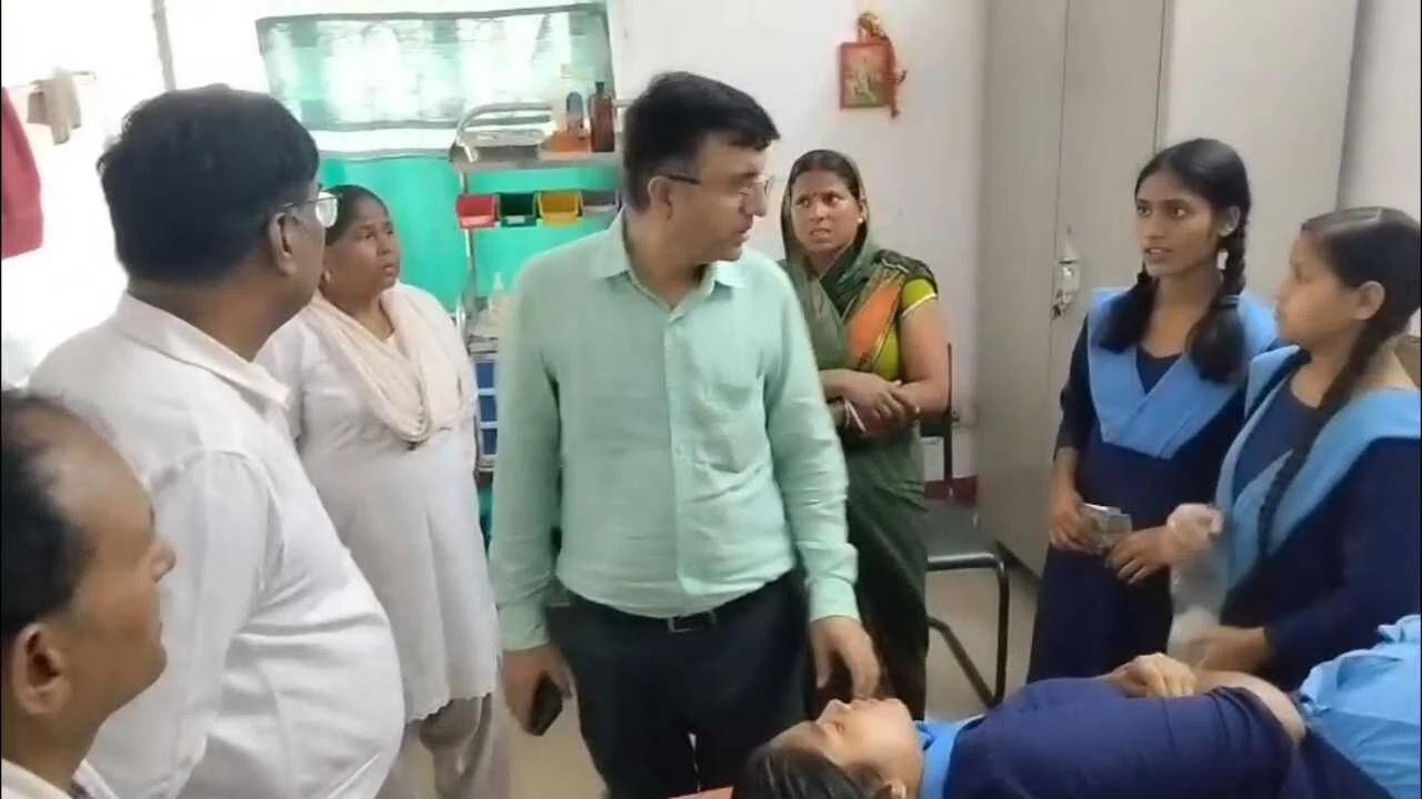 नालंदा: एमडीएम के भोजन करने से करीब 33 बच्चे हुए बीमार, बच्चे ने खाया था चावल और चने की सब्जी, बच्चों को प्राथमिक स्वास्थ्य केंद्र नगरनौसा में कराया जा रहा इलाज 3