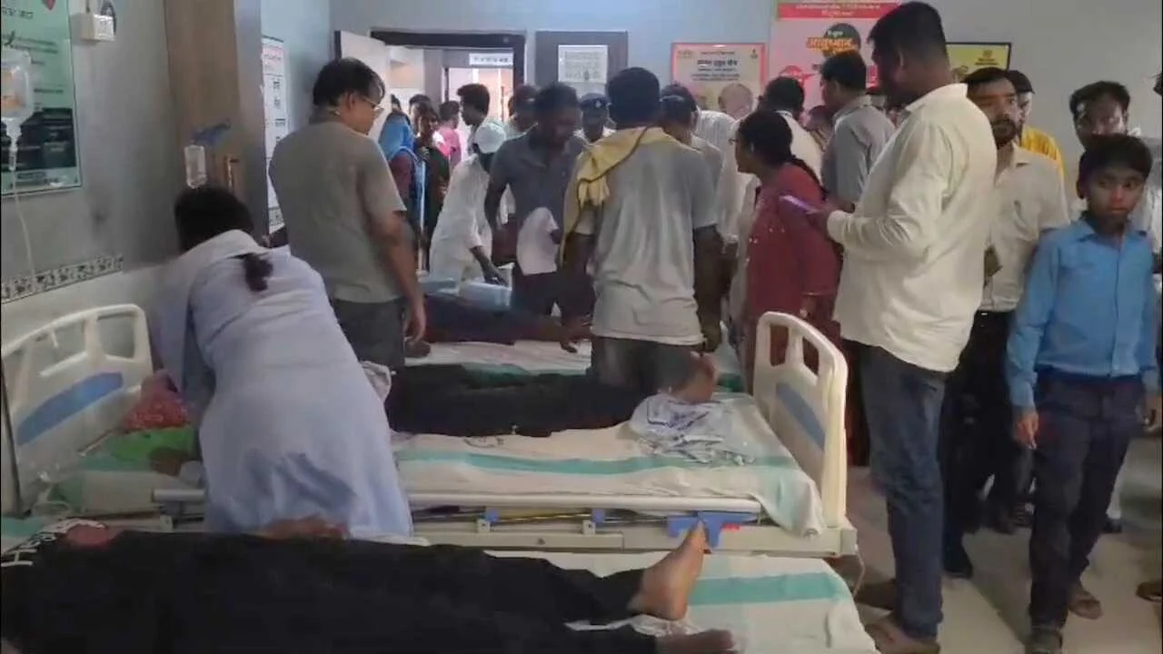 नालंदा: एमडीएम के भोजन करने से करीब 33 बच्चे हुए बीमार, बच्चे ने खाया था चावल और चने की सब्जी, बच्चों को प्राथमिक स्वास्थ्य केंद्र नगरनौसा में कराया जा रहा इलाज 2
