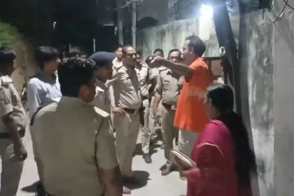 बेगूसराय में बेखौफ बदमाश ने बाजार से लौट रही सरकारी कर्मी की पत्नी से 30 ग्राम सोने की चेन झपटी, इलाके में दहशत 51