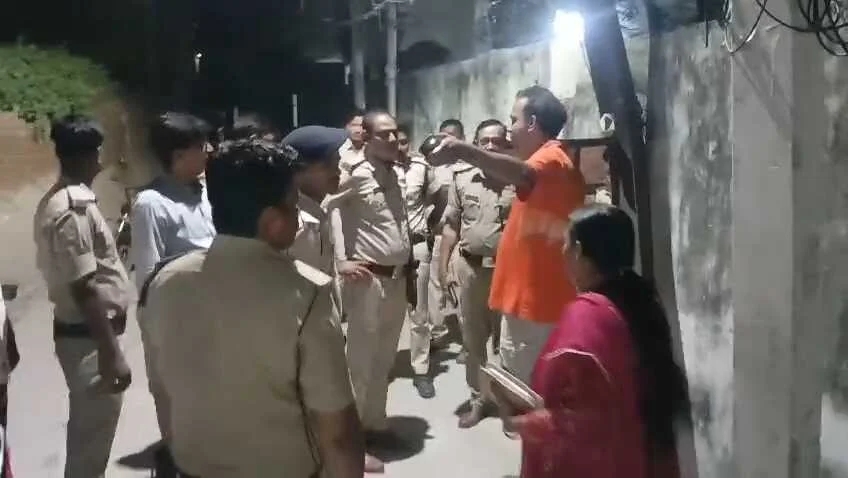 बेगूसराय में बेखौफ बदमाश ने बाजार से लौट रही सरकारी कर्मी की पत्नी से 30 ग्राम सोने की चेन झपटी, इलाके में दहशत 1