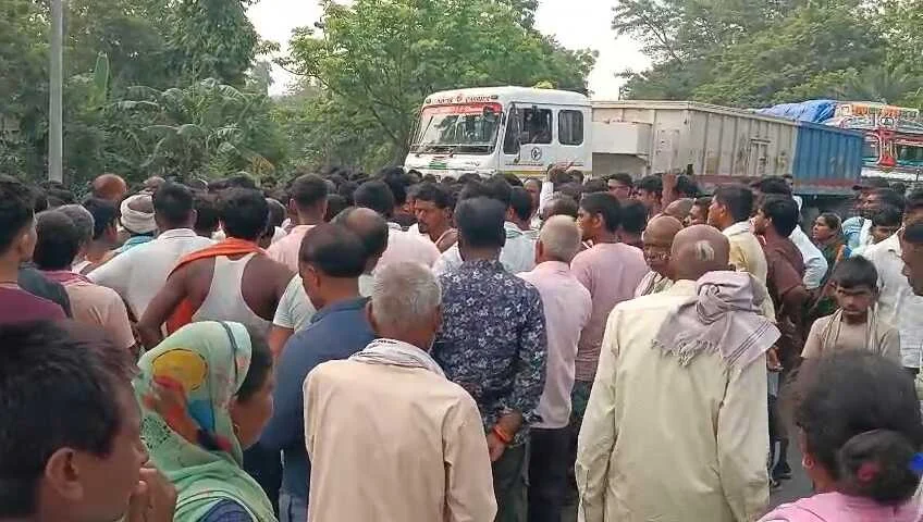 समस्तीपुर में तेज रफ्तार का कहर: भीषण सड़क हादसे में ग्रामीण मवेशी चिकित्सक की मौत, आक्रोशित लोगों ने NH-28 किया जाम 1