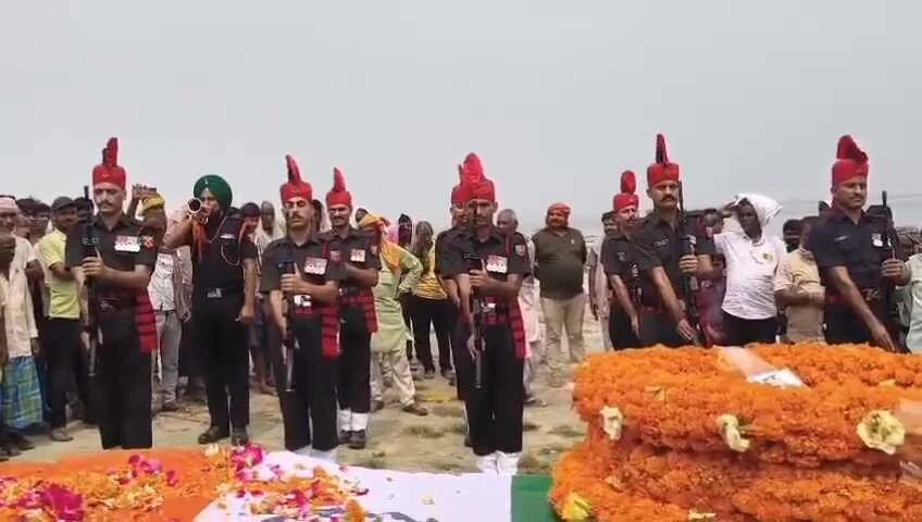 खगड़िया:  वीर सपूत पंचतत्व में विलीन, अगुवानी गंगा घाट पर सैन्य सम्मान के साथ हुआ अंतिम संस्कार, नम आंखों से उमड़ा जनसैलाब 3