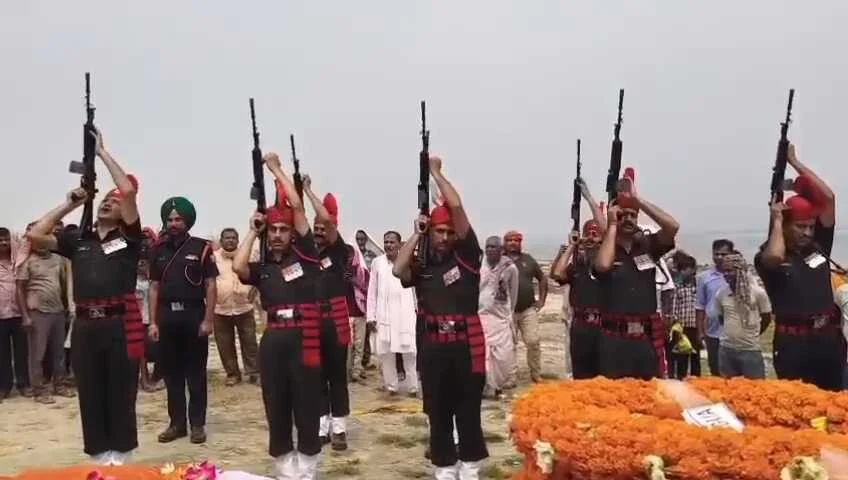 खगड़िया:  वीर सपूत पंचतत्व में विलीन, अगुवानी गंगा घाट पर सैन्य सम्मान के साथ हुआ अंतिम संस्कार, नम आंखों से उमड़ा जनसैलाब 2