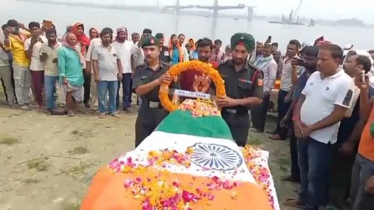 खगड़िया:  वीर सपूत पंचतत्व में विलीन, अगुवानी गंगा घाट पर सैन्य सम्मान के साथ हुआ अंतिम संस्कार, नम आंखों से उमड़ा जनसैलाब 4