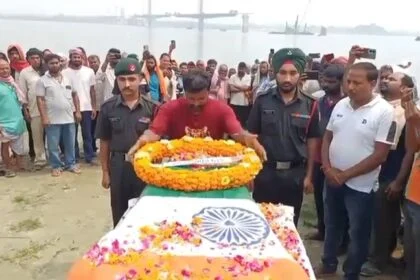 खगड़िया:  वीर सपूत पंचतत्व में विलीन, अगुवानी गंगा घाट पर सैन्य सम्मान के साथ हुआ अंतिम संस्कार, नम आंखों से उमड़ा जनसैलाब 4