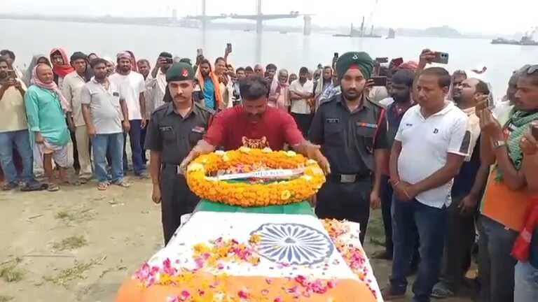 खगड़िया:  वीर सपूत पंचतत्व में विलीन, अगुवानी गंगा घाट पर सैन्य सम्मान के साथ हुआ अंतिम संस्कार, नम आंखों से उमड़ा जनसैलाब 11