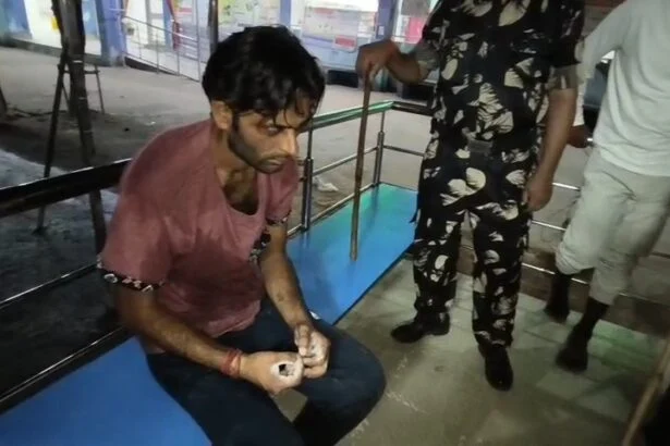 बेगूसराय सदर अस्पताल में हाईवोल्टेज ड्रामा: ऑक्सीजन का पीतल पाइप चुराते रंगेहाथ पकड़ाया चोर, गार्ड्स ने कूटने के बाद बनाया बंधक 1