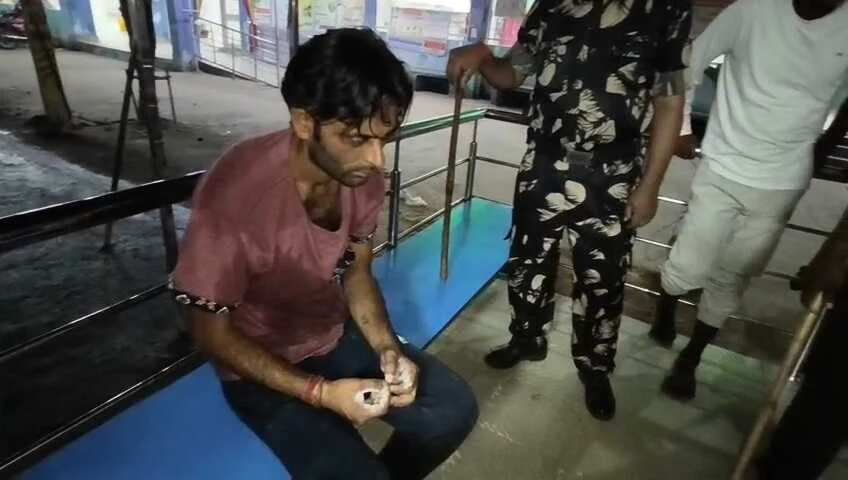 बेगूसराय सदर अस्पताल में हाईवोल्टेज ड्रामा: ऑक्सीजन का पीतल पाइप चुराते रंगेहाथ पकड़ाया चोर, गार्ड्स ने कूटने के बाद बनाया बंधक 6