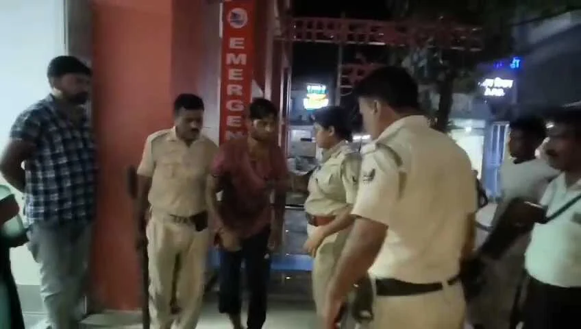 बेगूसराय सदर अस्पताल में हाईवोल्टेज ड्रामा: ऑक्सीजन का पीतल पाइप चुराते रंगेहाथ पकड़ाया चोर, गार्ड्स ने कूटने के बाद बनाया बंधक 3