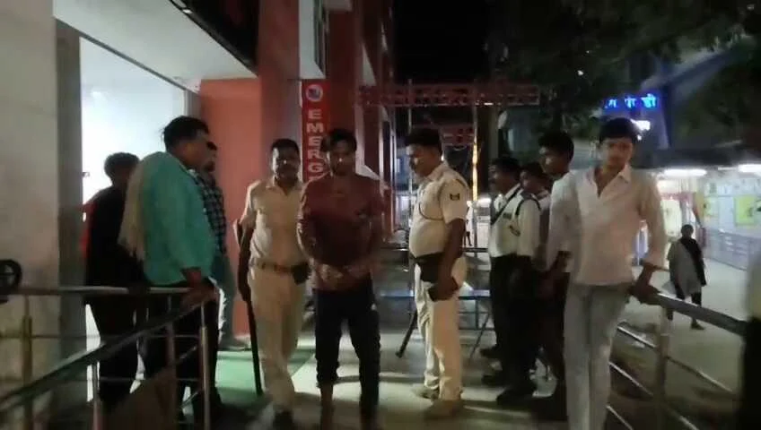 बेगूसराय सदर अस्पताल में हाईवोल्टेज ड्रामा: ऑक्सीजन का पीतल पाइप चुराते रंगेहाथ पकड़ाया चोर, गार्ड्स ने कूटने के बाद बनाया बंधक 2