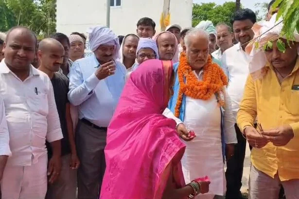 नालंदा: लगभग डेढ़ करोड़ की लागत से बने पीसीसी ढलाई सड़क समेत ने योजनाओं का मंत्री श्रवण कुमार ने किया उद्घाटन 1