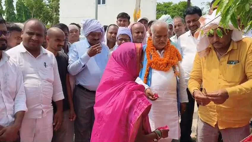 नालंदा: लगभग डेढ़ करोड़ की लागत से बने पीसीसी ढलाई सड़क समेत ने योजनाओं का मंत्री श्रवण कुमार ने किया उद्घाटन 1