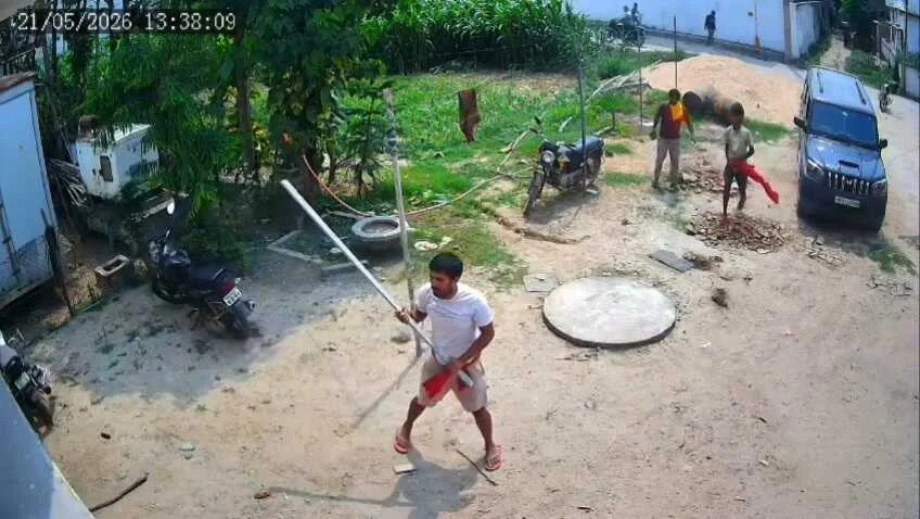 बेगूसराय में जमीन विवाद में घर पर चढ़कर तांडव, अमरौर के पूर्व मुखिया समेत 3 लोगों को रॉड-डंडों से पीटा; CCTV में कैद हुई वारदात 2