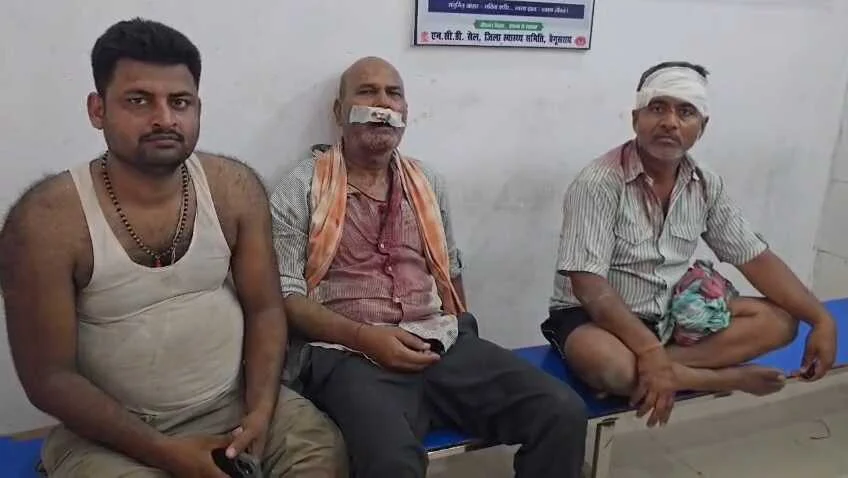 बेगूसराय में जमीन विवाद में घर पर चढ़कर तांडव, अमरौर के पूर्व मुखिया समेत 3 लोगों को रॉड-डंडों से पीटा; CCTV में कैद हुई वारदात 3