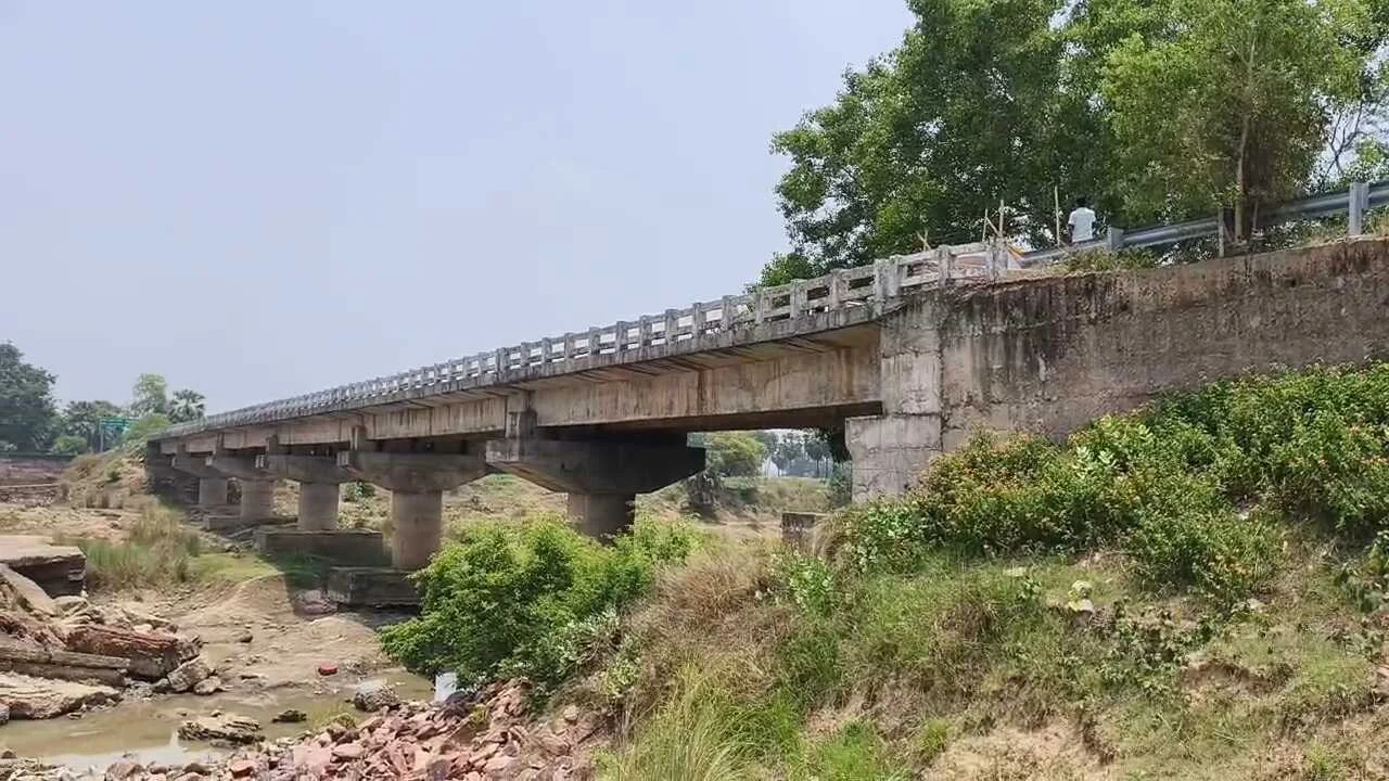 नालंदा : महज 10 साल में जर्जर होकर धंसा पुल, 50 से अधिक गांवों का संपर्क टूटा 14