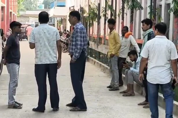 बेगूसराय में तेज रफ्तार डायल 112 की गाड़ी ने किसान को कुचला, तड़प कर हुई मौत, भड़के ग्रामीणों ने 4 घंटे तक सड़क की जाम 5