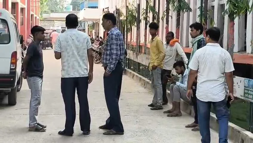बेगूसराय में तेज रफ्तार डायल 112 की गाड़ी ने किसान को कुचला, तड़प कर हुई मौत, भड़के ग्रामीणों ने 4 घंटे तक सड़क की जाम 1