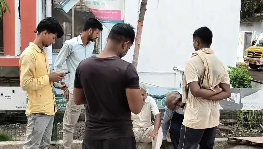 बेगूसराय में तेज रफ्तार डायल 112 की गाड़ी ने किसान को कुचला, तड़प कर हुई मौत, भड़के ग्रामीणों ने 4 घंटे तक सड़क की जाम 3