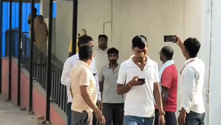 बेगूसराय में तेज रफ्तार डायल 112 की गाड़ी ने किसान को कुचला, तड़प कर हुई मौत, भड़के ग्रामीणों ने 4 घंटे तक सड़क की जाम 2
