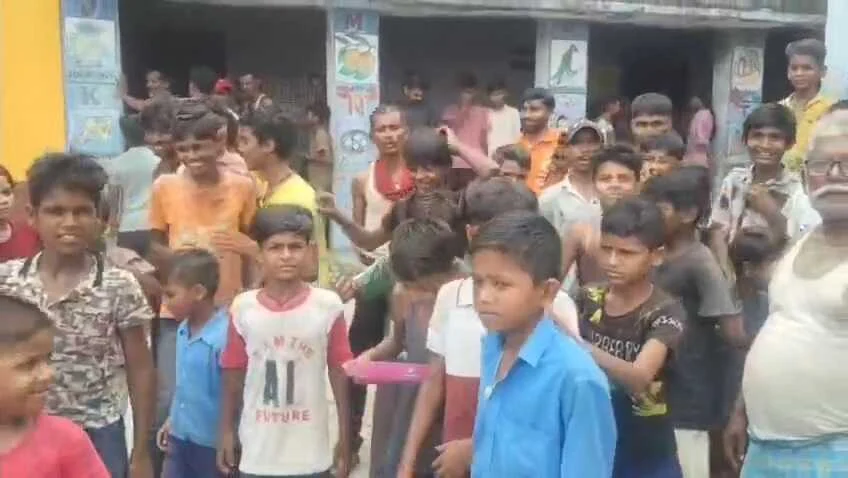 बेगूसराय में मंत्री के समधि की धौंस और स्कूल की लापरवाही, भीषण गर्मी में बच्चों को परोसा सड़ा अंडा, बीमार होने पर बवाल 7
