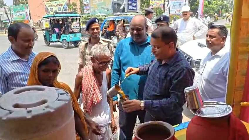 ​"भीषण गर्मी में समस्तीपुर नगर निगम की ठंडी पहल: 11 प्रमुख चौराहों पर राहगीरों को मुफ्त मिलेगा शीतल जल और ग्लूकोन-डी" 2