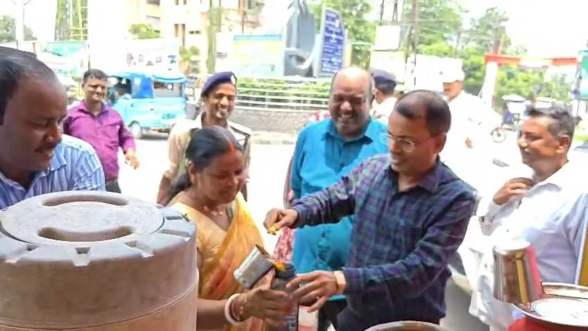 ​"भीषण गर्मी में समस्तीपुर नगर निगम की ठंडी पहल: 11 प्रमुख चौराहों पर राहगीरों को मुफ्त मिलेगा शीतल जल और ग्लूकोन-डी" 1