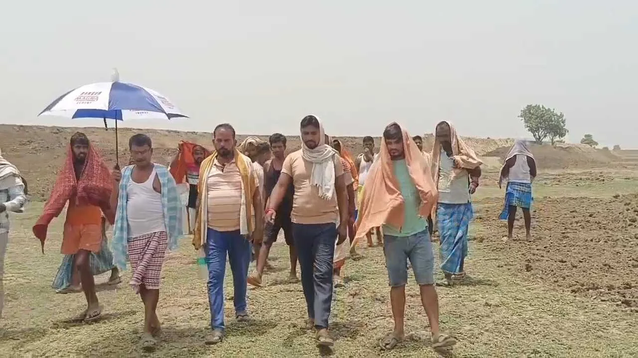 नालंदा: तेतरामा में 4.5 करोड़ की योजना, डेढ़ फीट की खुदाई, दिग्गी पोखर के जीर्णोद्धार पर ग्रामीणों ने उठाए सवाल 2