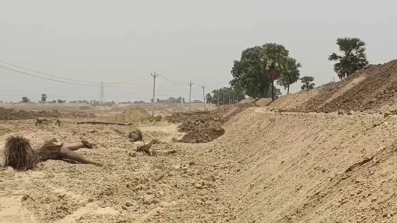 नालंदा: तेतरामा में 4.5 करोड़ की योजना, डेढ़ फीट की खुदाई, दिग्गी पोखर के जीर्णोद्धार पर ग्रामीणों ने उठाए सवाल 3