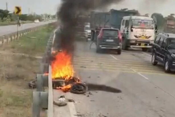 नालंदा: अनियंत्रित स्कॉर्पियो ने मोटरसाइकिल सवार युवक को मारी टक्कर, टक्कर के बाद बाइक में लगी आग, युवक की मौके पर मौत 3