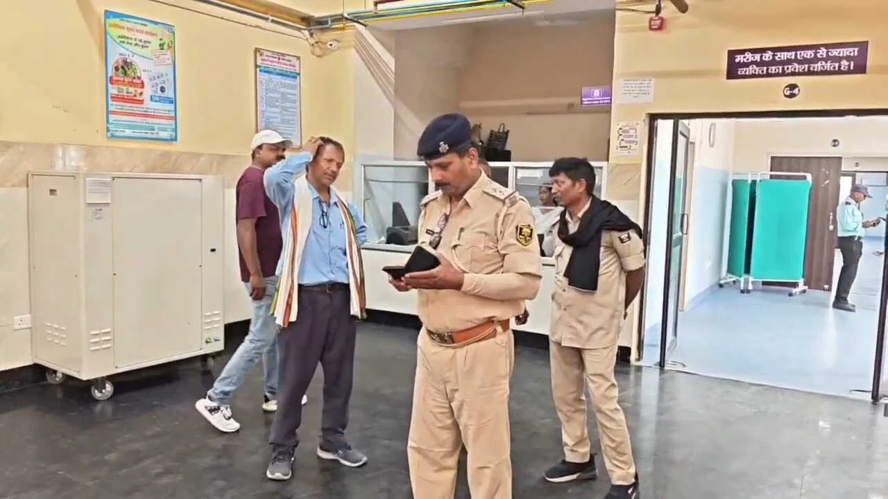 नालंदा में हिट वेव का कहर, सकरी नदी पार करने के दौरान वृद्ध महिला की मौत, जर्जर पुल बंद होने से पैदल नदी पार कर रही महिला की गई जान 3