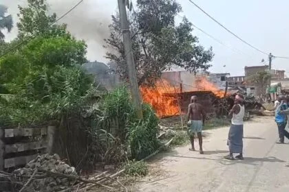 समस्तीपुर: शिवाजीनगर में भीषण आग का तांडव, कई घर जलकर राख; लाखों का नुकसान 26