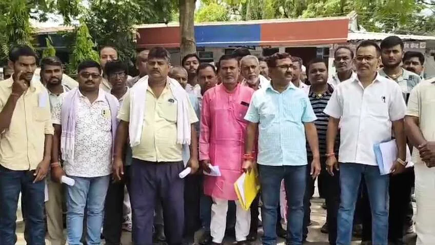 समस्तीपुर: चुनाव बीते 6 महीने हुए पर 92% वाहनों का भुगतान बाकी, भड़के वाहन मालिकों ने डीएम दरबार में लगाई गुहार 2