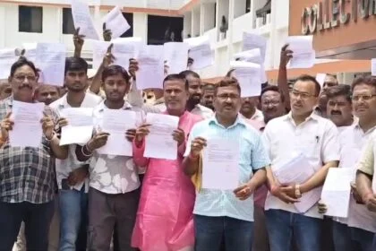 समस्तीपुर: चुनाव बीते 6 महीने हुए पर 92% वाहनों का भुगतान बाकी, भड़के वाहन मालिकों ने डीएम दरबार में लगाई गुहार 2