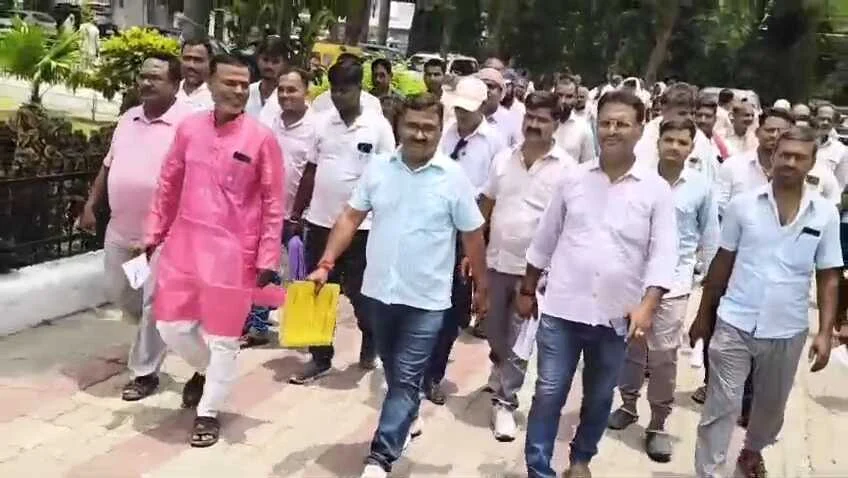 समस्तीपुर: चुनाव बीते 6 महीने हुए पर 92% वाहनों का भुगतान बाकी, भड़के वाहन मालिकों ने डीएम दरबार में लगाई गुहार 3