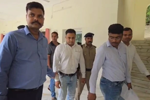 बेगूसराय में निगरानी विभाग की बड़ी कार्रवाई: नापतोल विभाग का क्लर्क 5 हजार घूस लेते रंगे हाथ गिरफ्तार 9