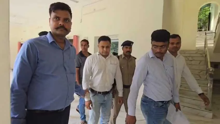 बेगूसराय में निगरानी विभाग की बड़ी कार्रवाई: नापतोल विभाग का क्लर्क 5 हजार घूस लेते रंगे हाथ गिरफ्तार 6