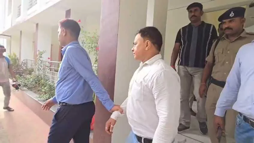 बेगूसराय में निगरानी विभाग की बड़ी कार्रवाई: नापतोल विभाग का क्लर्क 5 हजार घूस लेते रंगे हाथ गिरफ्तार 3