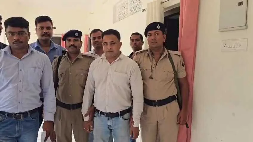 बेगूसराय में निगरानी विभाग की बड़ी कार्रवाई: नापतोल विभाग का क्लर्क 5 हजार घूस लेते रंगे हाथ गिरफ्तार 2