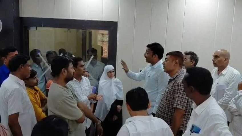 नालंदा: हिलसा नगर परिषद बोर्ड की बैठक में हंगामा, मुख्य पार्षद बैठक छोड़कर निकले,हिलसा नगर परिषद पर भ्रष्टाचार के आरोप, वार्ड पार्षदों ने कार्यपालक पदाधिकारी को घेरा 5