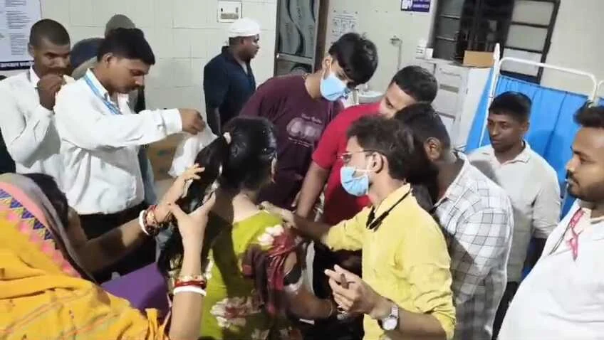  समस्तीपुर: कॉलेज से घर लौट रही छात्रा पर ऑटो में मनचले का चाकू से जानलेवा हमला, सदर अस्पताल में भर्ती 2