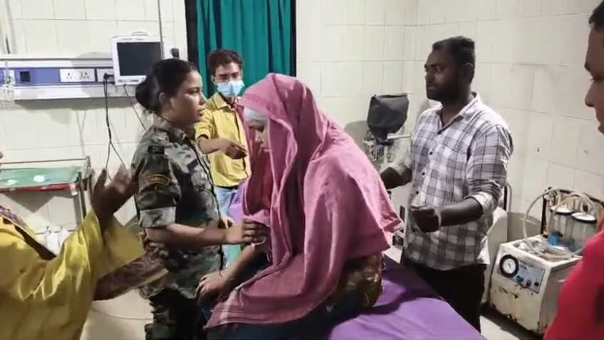  समस्तीपुर: कॉलेज से घर लौट रही छात्रा पर ऑटो में मनचले का चाकू से जानलेवा हमला, सदर अस्पताल में भर्ती 4